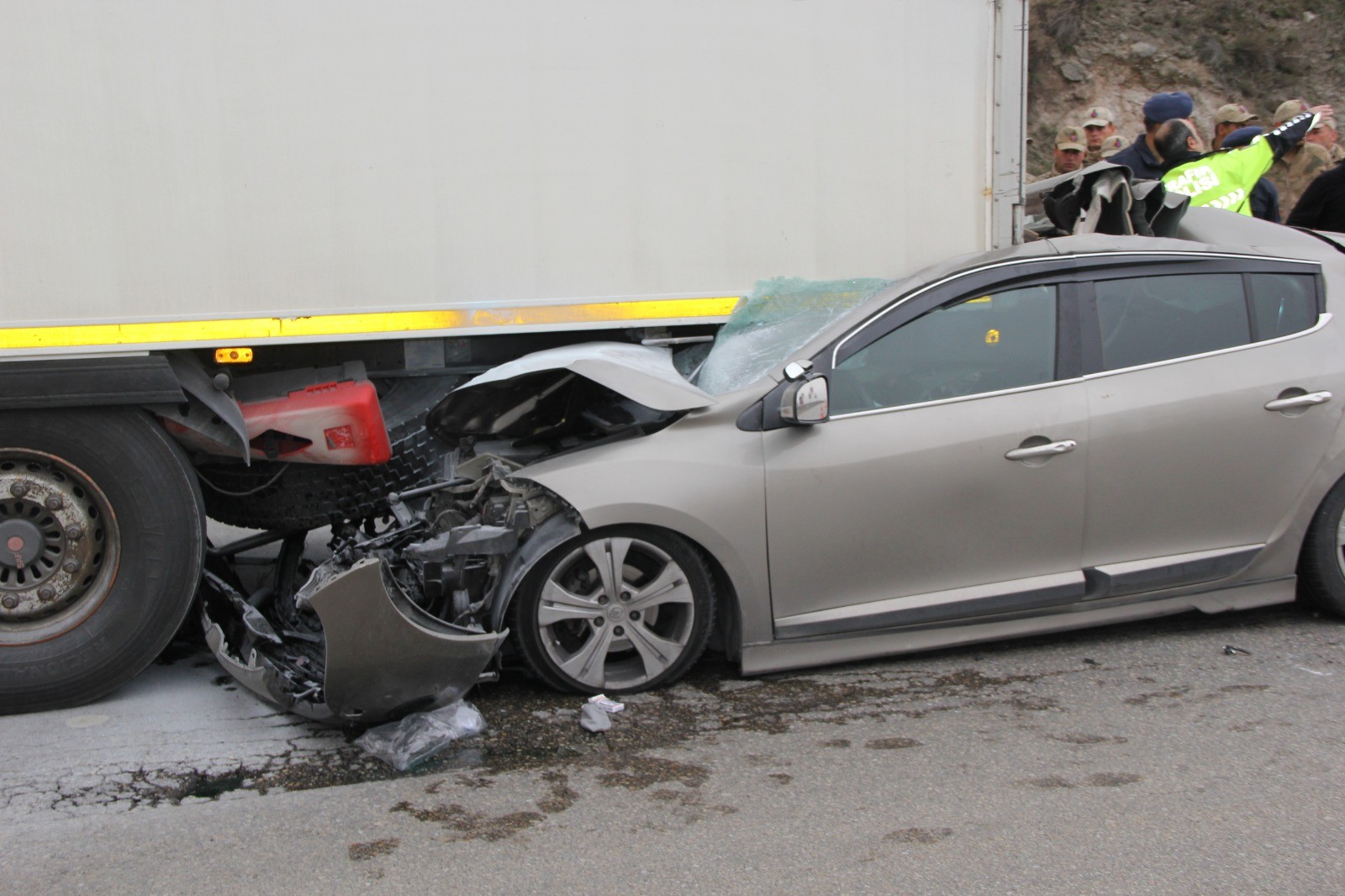 AFYONKARAHİSAR'DA FECİ KAZA, GENÇ KIZ HAYATINI KAYBETTİ