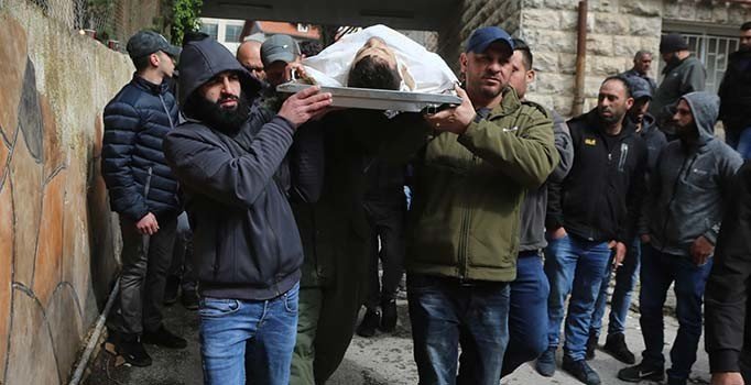 Mülteci kampını basan İsrail askerleri bir Filistinliyi şehit etti