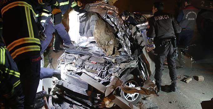 Kocali'nde hız faciası: Park halindeki TIR'a çarpan araçta iki kişi can verdi