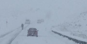 Ardahan’da yoğun kar yağışı ve tipi: Araçlar yolda mahsur kaldı