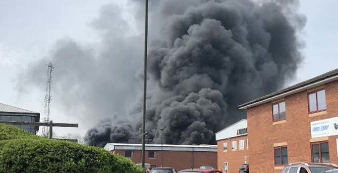 İngiltere’de korkutan yangın: Art arda patlamalar yaşandı