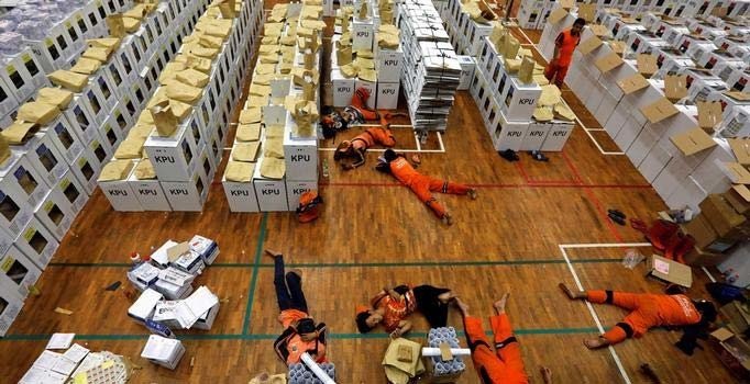 Endonezya'da oy sayımı sırasında ölenlerin sayısı 300'ü aştı