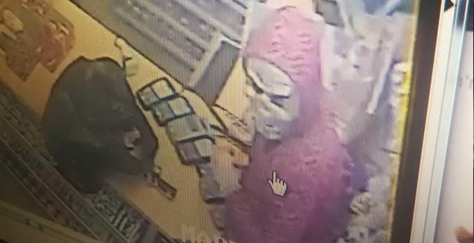 Akaryakıt istasyonunda maskeli ve silahlı soygun