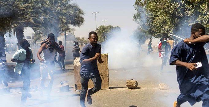 Hartum'da ordu karargahı önündeki gösteriler 5. gününde
