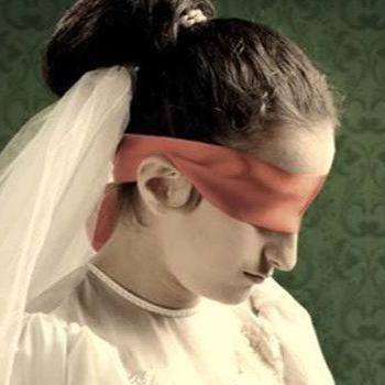 Çocuklar gelinliği çıkarıyor