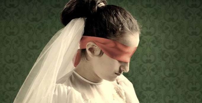 Çocuklar gelinliği çıkarıyor