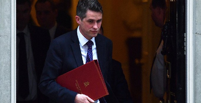 İngiltere'de Huawei krizi: Eski Savunma Bakanı Williamson için hapis çağrısı