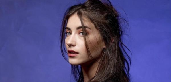 Hazal Kaya'dan takipçisine büyük ayar!