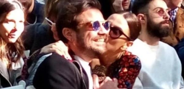 Güzel şarkıcıdan Kenan Doğulu'ya öpücük