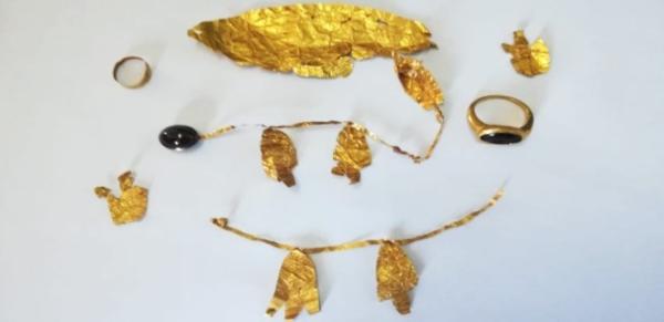 Sivas'ta 2 bin 500 yıllık taç ele geçirildi