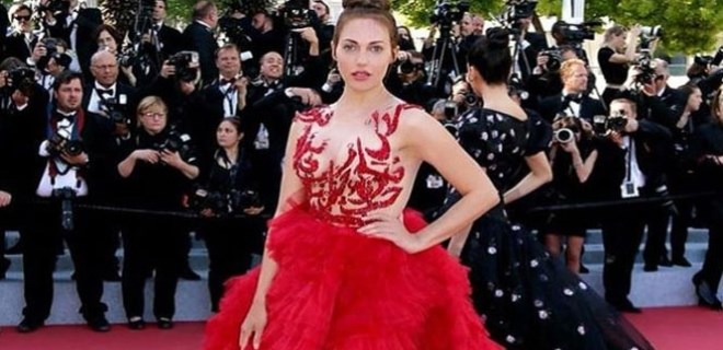 Meryem Uzerli'nin kıyafetindeki Arapça mesaj