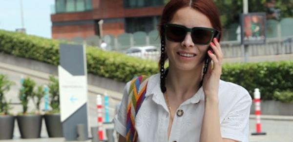 Nur Fettahoğlu'nun sade güzelliği