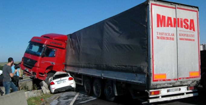 Kaza yapan TIR'a çarpan otomobilde 3 kişi yaralandı
