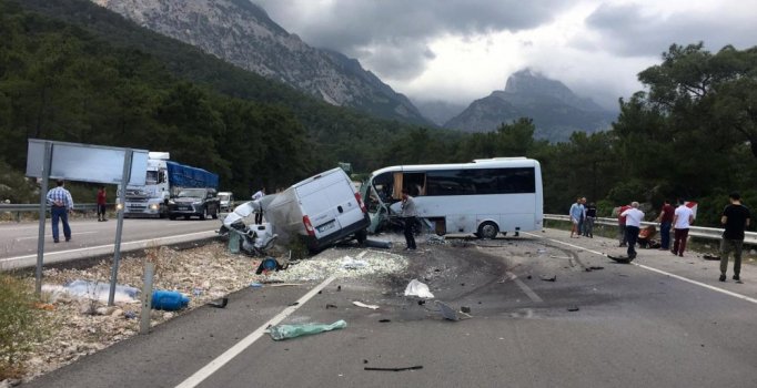 Otel çalışanlarının midibüsü kaza yaptı: 1 ölü, çok sayıda yaralı