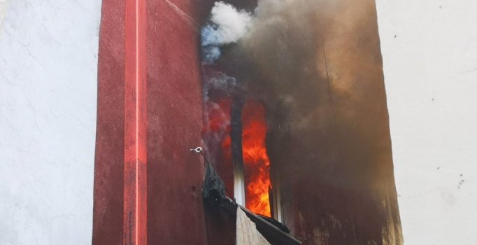 Ataşehir'de korku dolu anlar! Çocukları battaniyeye atıp 2. kattan atladı