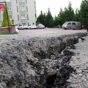 Karabük’te iki sitenin bahçesinde çökme meydana geldi, yolda çatlak oluştu