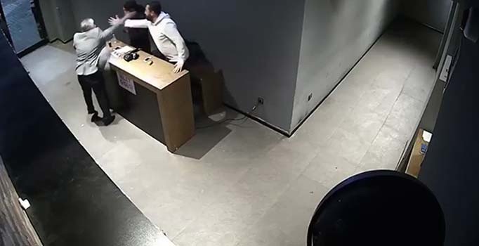 Patrondan çalışanlarına “ayağa kalkmadın” dayağı