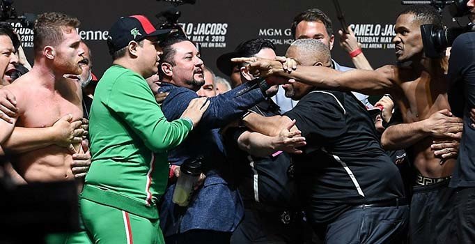 Dev maç öncesi tartıda kapıştılar