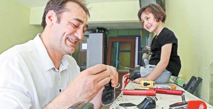 Evde düzenek kurup yürüttüğü Özge'sini şimdi de koşturacak