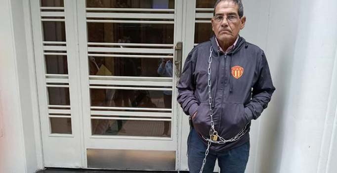 Federasyon kapısına kendini zincirledi