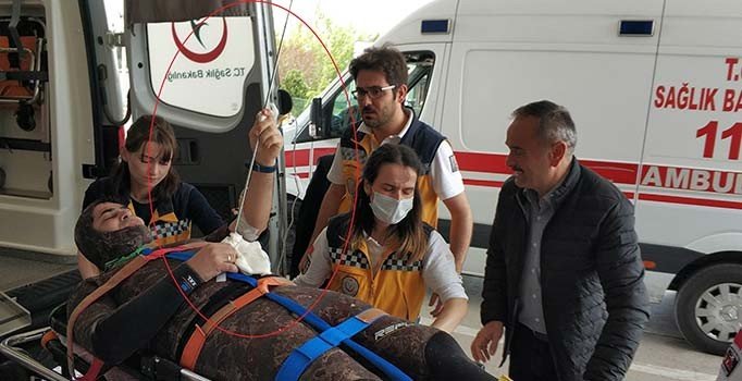 Karnına saplanan zıpkınla hastaneye kaldırıldı