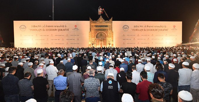 Yenikapı'da yüzlerce kişi enderun usulü teravih namazı için saf tuttu