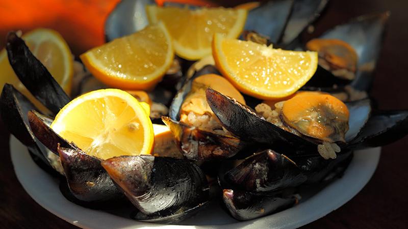 Bodrum'da 50 kişi zehirlendi, açıkta midye satışı durduruldu