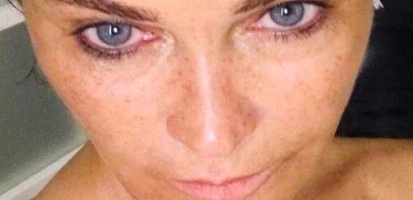 Hülya Avşar'dan banyo sonrası pozu