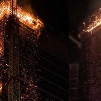 Polonya’da gökdelende dehşet anları: Yangın 4 kata yayıldı