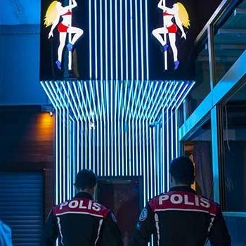 Ankara'da polisi sokağa indi! Kaçak çalıştırılan kadınlar gizli bölmede bulundu