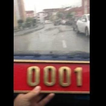Valinin makam aracının düşen plakasını bulup, teslim etti