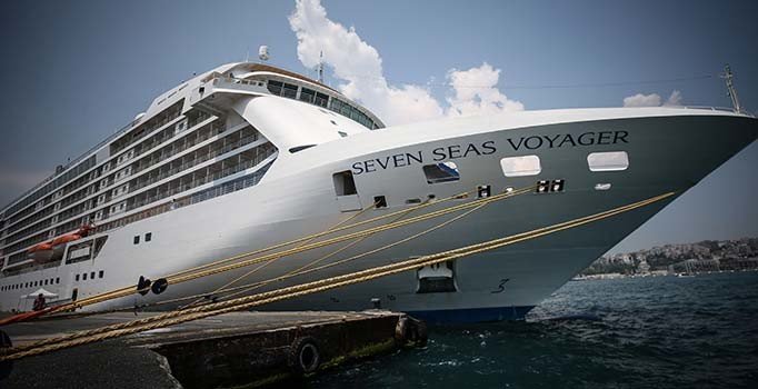 İstanbul'da 4 yıl sonra bir ilk: Kruvaziyer gemi Karaköy'e demir attı