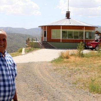 Arazisini izlemek için 360 derece dönen ev yaptı