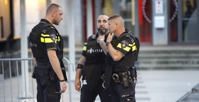 Hollanda'da camide bıçaklı saldırı