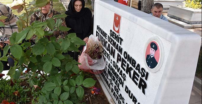 Şehit eşinin mezarına, 'bayram şekeri' bıraktı