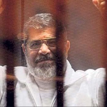 Mısır'ın seçilmiş ilk cumhurbaşkanı Muhammed Mursi mahkeme salonunda vefat etti