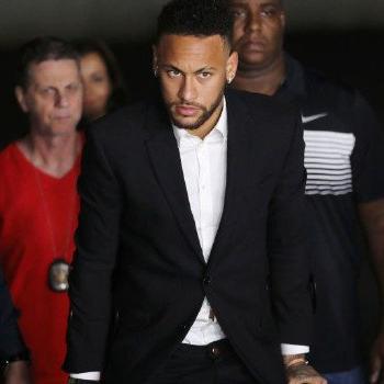 Tecavüz ve saldırıyla suçlanan Neymar 5 saat ifade verdi