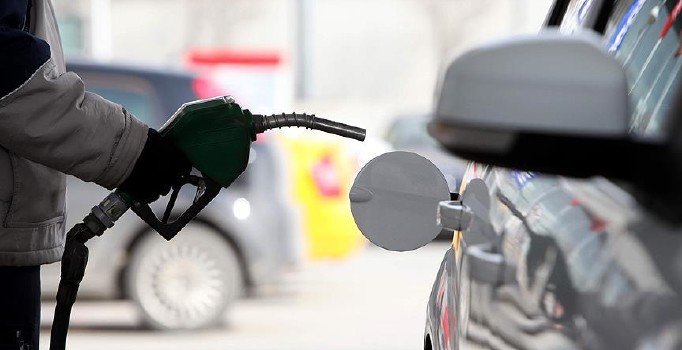 Kur ve petroldeki sert düşüş akaryakıta yaradı