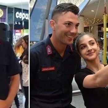Askerliğini Çorum'da yapan Tolgay Arslan, AVM'deki stantta Jandarmanın tanıtım yüzü oldu