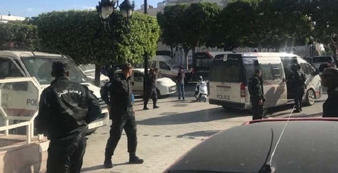 Tunus'ta polis aracına intihar saldırısı