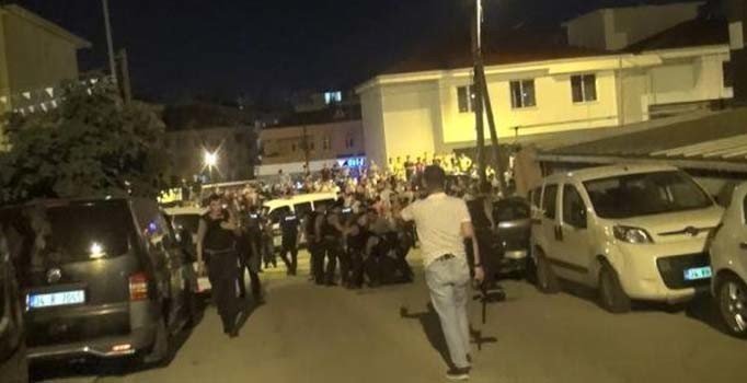 Esenyurt'ta bir grup, bekçilere saldırdı