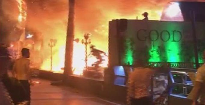 Mühürlenecek iş yerindeki masa ve sandalyeleri ateşe verdiler