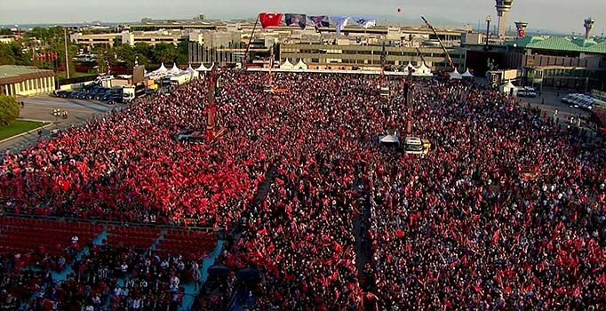 Üçüncü yılında 15 Temmuz... Vatandaşlar Atatürk Havalimanı'na akın etti