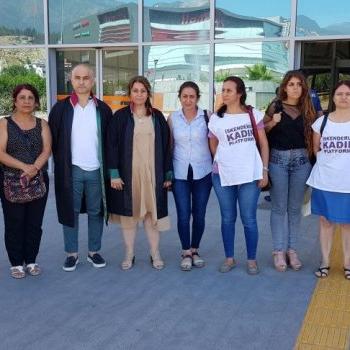 Eşini öldürüp, parçalara ayıran kadın için 'meşru müdafaa' savunması
