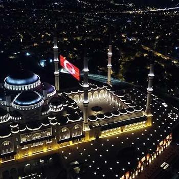 Çamlıca Camii'nde 15 Temmuz'a özel dev LED Türk Bayrağı