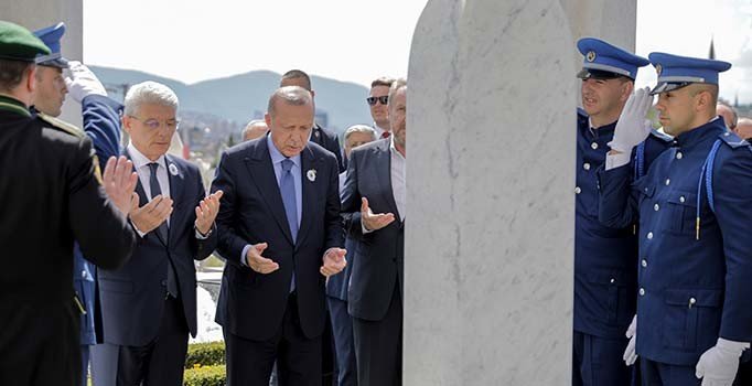 Cumhurbaşkanı Erdoğan, Aliya İzetbegoviç'in kabrini ziyaret etti