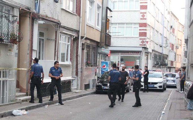 fatihte-cinli-kadinin-bogazini-kesip-evini-atese-verdiler_9851_dhaphoto2 19-07/09/fatihte-cinli-kadinin-bogazini-kesip-evini-atese-verdiler_9851_dhaphoto2.jpg