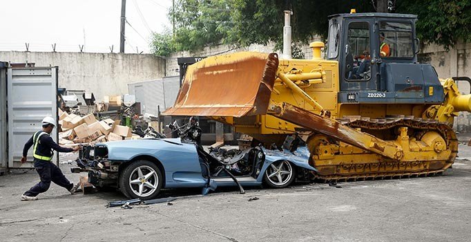 Filipinler’de ele geçirilen kaçak Ferrari imha edildi
