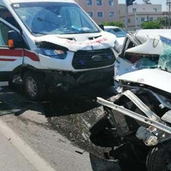 Hatay'da ambulans ile otomobil çarpıştı