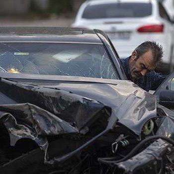 Hurdaya dönen otomobilden burnu bile kanamadan çıktı